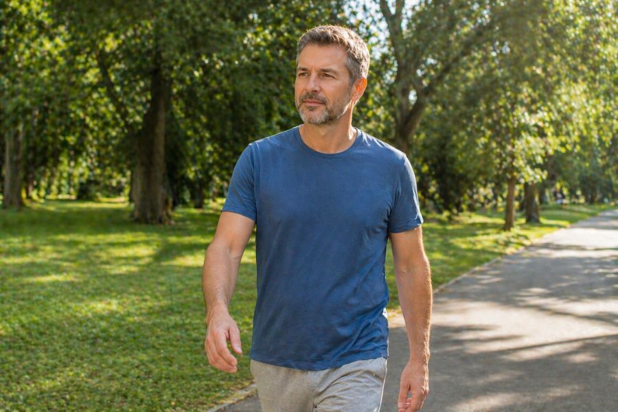 uomo che mantiene uno stile di vita sano per la salute della prostata