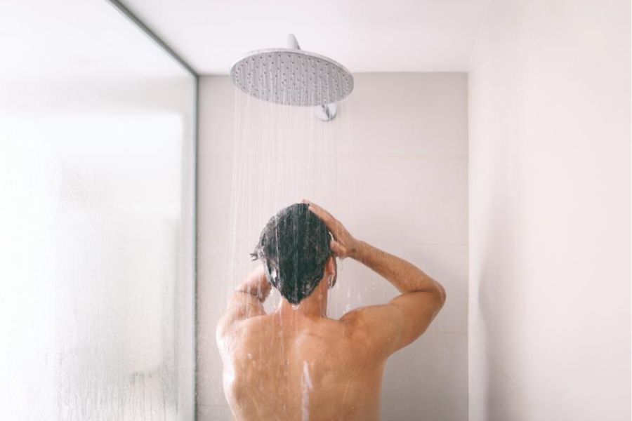 Routine quotidiana di igiene personale maschile in bagno moderno